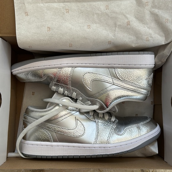 Air Jordan 1 Metallic Silver sneakers - Picture 10 of 11